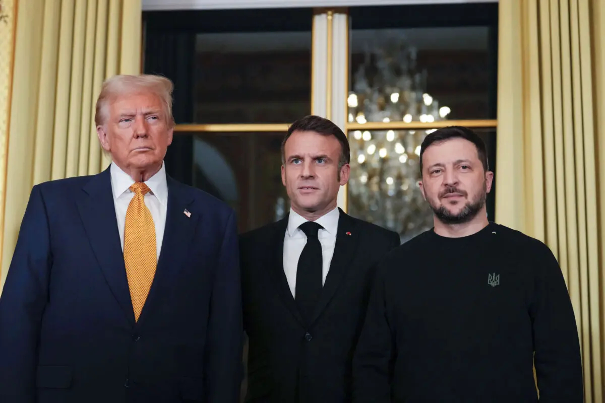 El presidente francés Emmanuel Macron (C) posa con el presidente electo de Estados Unidos Donald Trump (I) y el presidente ucraniano Volodymyr Zelenskyy (D) en el Palacio del Elíseo en París el 7 de diciembre de 2024. (Aurelien Morissard/Foto AP)