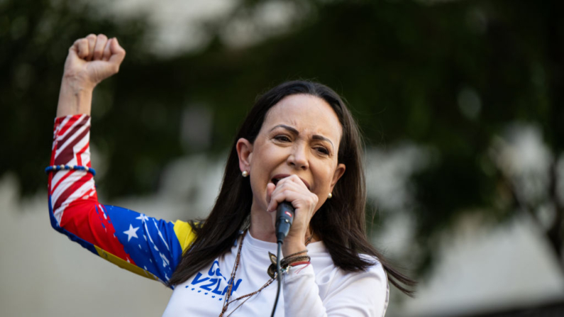 La líder opositora María Corina Machado, da un discurso durante una protesta el 9 de enero de 2025 en Caracas, Venezuela. (Alfredo Lasry R/Getty Images)