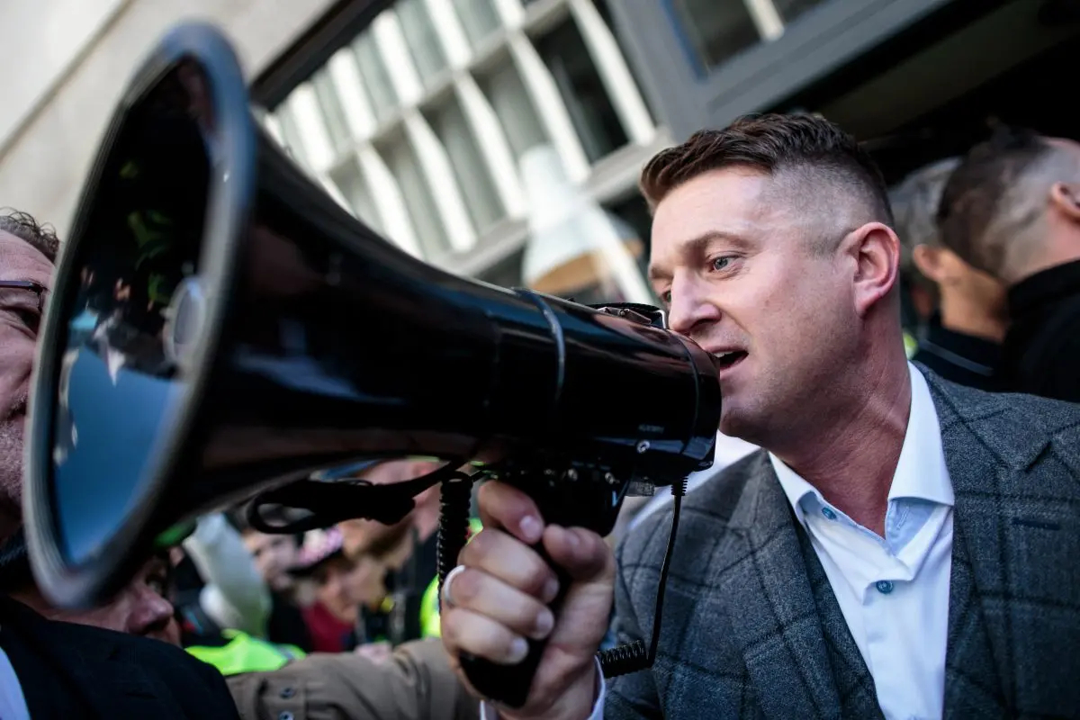 Tommy Robinson utiliza un megáfono para dirigirse a sus partidarios fuera de Old Bailey, Londres, el 27 de septiembre de 2018. (Jack Taylor/Getty Images)