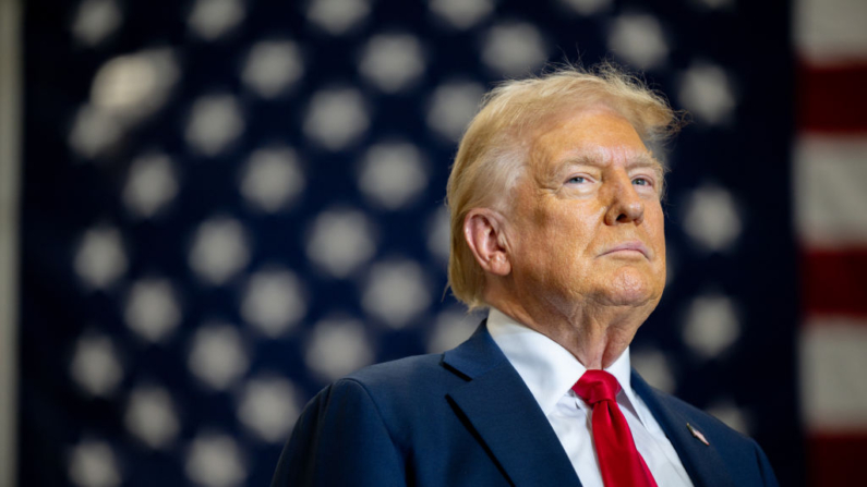 Donald Trump, hace una pausa antes de hablar durante un mitin de campaña en el almacén de Mosack Group el 25 de septiembre de 2024 en Mint Hill, Carolina del Norte. (Brandon Bell/Getty Images)