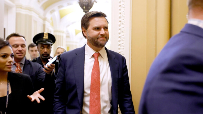 El vicepresidente electo el senador JD Vance (R-Ohio) sale de las Cámaras del Senado durante una votación en el Capitolio de EE.UU. en Washington el 18 de diciembre de 2024. (Anna Moneymaker/Getty Images)