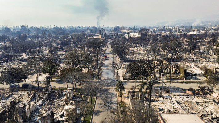 La destrucción causada por los incendios de Palisades azota barrios cercanos a Los Ángeles, California, el 9 de enero de 2024. (John Fredricks/The Epoch Times)
