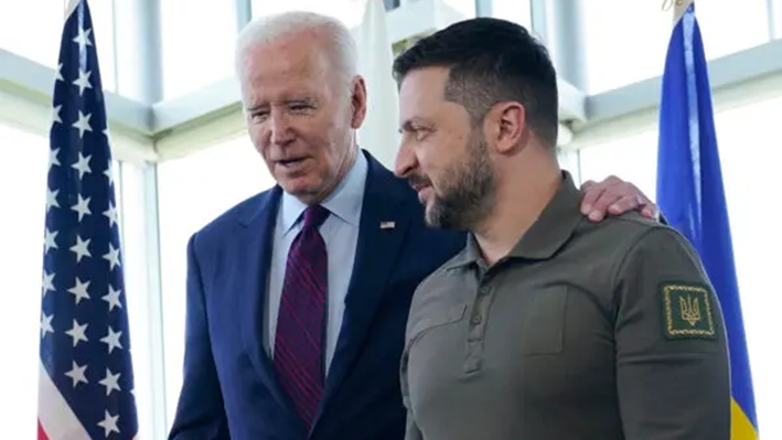 El presidente de Estados Unidos, Joe Biden (izquierda), camina con el presidente de Ucrania, Volodimir Zelenski, antes de una sesión de trabajo sobre Ucrania durante la Cumbre de Líderes del G-7 en Hiroshima, Japón, el 21 de mayo de 2023. (Susan Walsh/Pool/AFP vía Getty Images)