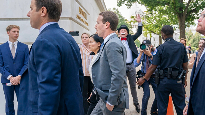 El CEO de Meta, Mark Zuckerberg, pasa junto a los medios de comunicación y un manifestante a su llegada a una reunión a puerta cerrada de los principales CEOs de tecnología en el Capitolio en Washington, el 13 de septiembre de 2023. (Jacquelyn Martin/Foto AP)