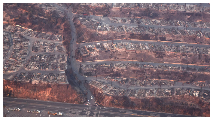 Una vista aérea de las casas destruidas mientras el incendio Palisades de Los Ángeles sigue ardiendo el 09 de enero 2025 en Pacific Palisades, California. Múltiples incendios forestales alimentados por los intensos vientos de Santa Ana están ardiendo en todo el condado. (Mario Tama/Getty Images)