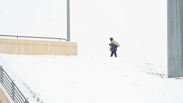 Un hombre camina sobre un paso elevado cubierto de nieve, en Plano, Texas, el 9 de enero de 2025. (LM Otero/AP Photo)