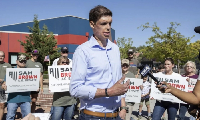 El candidato republicano al Senado de EE .UU. por Nevada, Sam Brown, habla con los medios de comunicación tras votar en el instituto Reno High School de Reno, Nevada, el 14 de junio de 2022. (Tom R. Smedes/Foto AP)