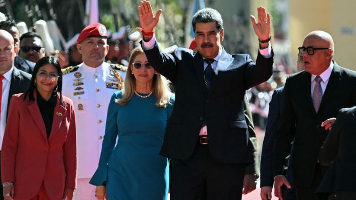 El presidente de Venezuela Nicolás Maduro (2º Dcha.) saluda junto a la primera dama Cilia Flores, la vicepresidenta Delcy Rodríguez (Izq.) y el presidente de la Asamblea Nacional Jorge Rodríguez a su llegada al Capitolio -casa de la Asamblea Nacional- para la toma de posesión presidencial, en Caracas, el 10 de enero de 2025. (FEDERICO PARRA/AFP vía Getty Images)