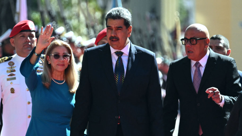 El presidente de Venezuela, Nicolás Maduro (c), la primera dama Cilia Flores (i) y el presidente de la Asamblea Nacional, Jorge Rodríguez, caminan a su llegada al Capitolio -sede de la Asamblea Nacional- para la toma de posesión presidencial, en Caracas el 10 de enero de 2025. (Federico Parra/AFP vía Getty Images)