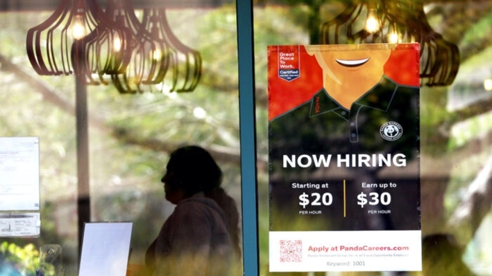 Un cartel que dice «Se busca personal» se coloca en un restaurante Panda Express en Marin City, California, el 5 de agosto de 2022. (Justin Sullivan/Getty Images)