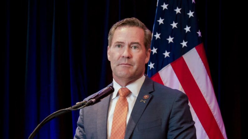 El representante Mike Waltz (R-Fla.) habla en una conferencia de prensa de la campaña de Trump en el hotel Trump en Chicago el 21 de agosto de 2024. (Travis Gillmore/The Epoch Times)