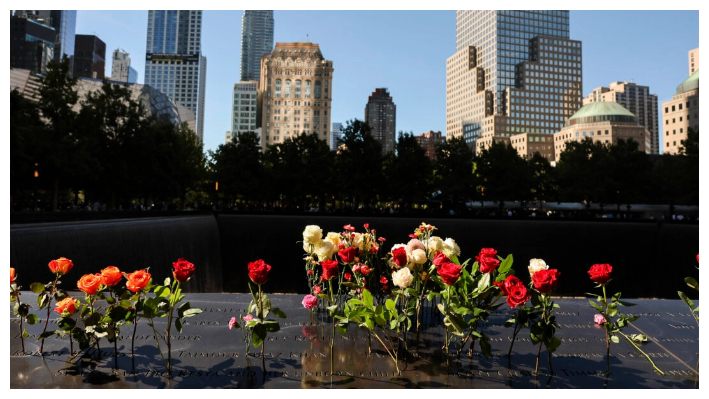 Flores sobre los nombres de las víctimas del atentado terrorista del 11-S durante la ceremonia anual de conmemoración en el Memorial y Museo Nacional del 11-S en Nueva York, el 11 de septiembre de 2024. (Michael M. Santiago/Getty Images)