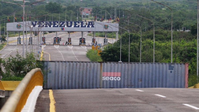 Fotografía de un contenedor este viernes, en el puente Internacional Atanasio Girardot, que une a Cúcuta con el estado de Táchira Venezuela, en Cúcuta (Colombia). EFE/ Mario Caicedo