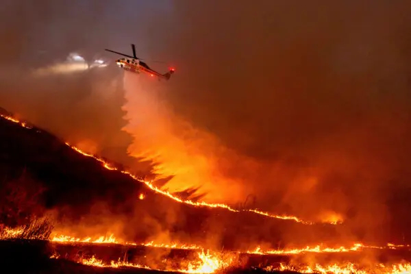 Un helicóptero lanza agua sobre el incendio Kenneth, en la zona de West Hills de Los Ángeles, el 9 de enero de 2025. (Ethan Swope/Foto AP)