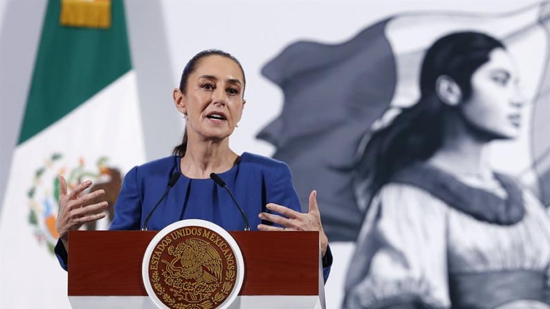 La presidenta de México, Claudia Sheinbaum, habla durante una rueda de prensa el 10 de enero de 2025, en el Palacio Nacional de la Ciudad de México (México). EFE/ Mario Guzmán