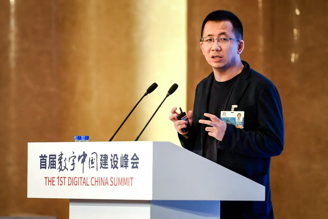 Zhang Yiming, CEO de Bytedance, la empresa matriz de TikTok, habla en un evento en Fuzhou, provincia de Fujian, China, el 23 de abril de 2018. Zhang dijo el 20 de mayo de 2021 que dejaba el cargo. (STR/AFP vía Getty Images)