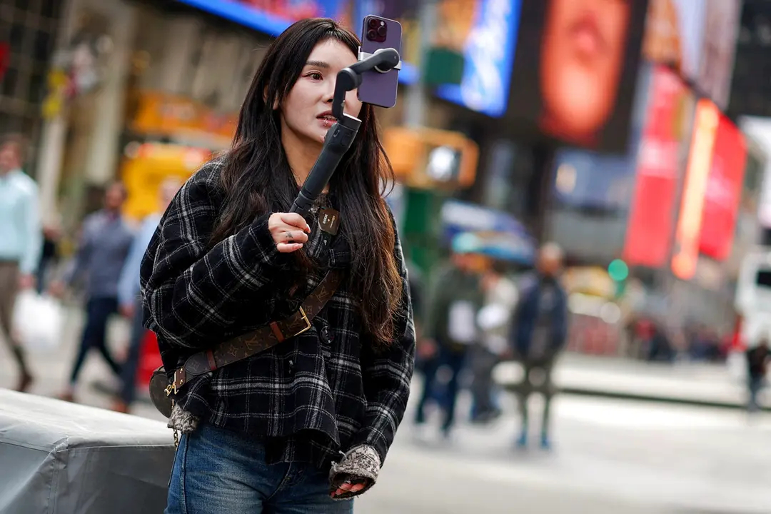 Una mujer graba un video para publicarlo en TikTok mientras se encuentra en Times Square de Nueva York el 13 de marzo de 2024. (Mike Segar/File Photo/Reuters)