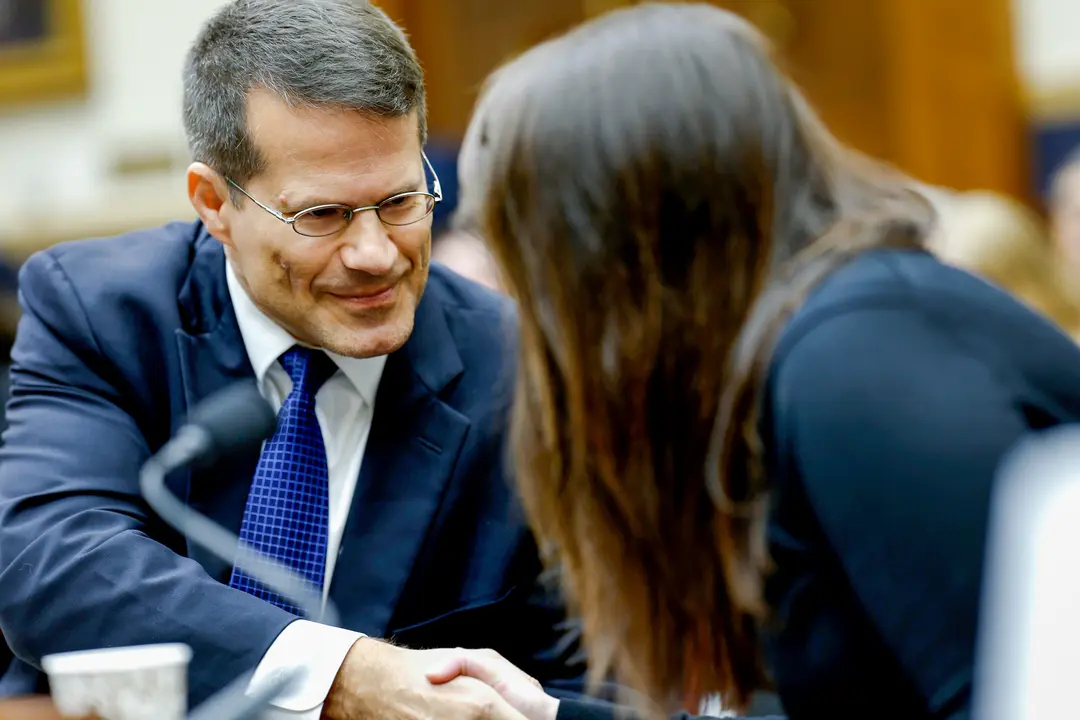 D. John Sauer, asistente especial del fiscal general de Luisiana, saluda a un periodista en una audiencia con el Subcomité Judicial de la Cámara de Representantes sobre la Armatización del Gobierno Federal en el Capitolio el 20 de julio de 2023. En la audiencia se debatieron casos de supuesta censura del gobierno estadounidense a ciudadanos, figuras políticas y periodistas. (Anna Moneymaker/Getty Images)