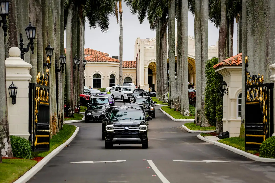 El presidente electo Donald Trump sale del Trump International Golf Club en un convoy de vehículos en Palm Beach, Florida, el 28 de diciembre de 2024. (Eva Marie Uzcategui/Getty Images)