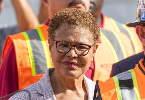 La alcaldesa de Los Ángeles, Karen Bass, habla en Studio City, California, el 30 de enero de 2024. (John Fredricks/The Epoch Times)