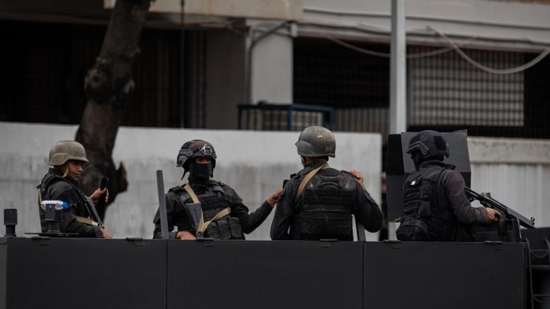 Fotografía de archivo de militares de la Dirección General de Contraingeligencia Militar (DGCIM) en una patrulla para entrar al barrio Cota 905 en Caracas (Venezuela). EFE/Rayner Peña R.