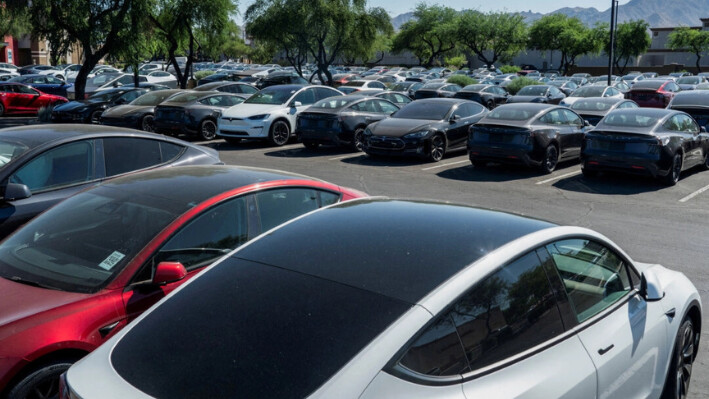 Tesla retira 239,000 vehículos en EE. UU. por problemas con la cámara trasera