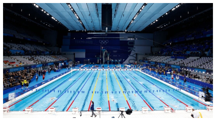 Nadadoras compiten en una semifinal de la prueba femenina de natación de 200 metros espalda durante los Juegos Olímpicos de Tokio en el Centro Acuático de Tokio en Japón el 30 de julio de 2021. (Odd Andersen/AFP vía Getty Images)