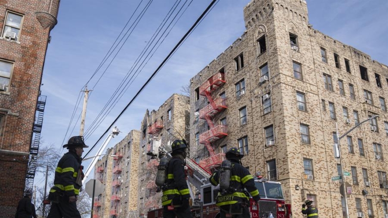 Bomberos trabajan para controlar un incendio el 10 de enero de 2025, en la calle 900 Addee AV en el Bronx, Nueva York (EE. UU.). EFE/ Ángel Colmenares
