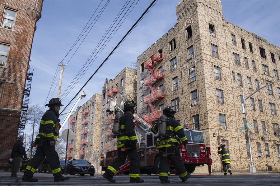 Siete heridos en un aparatoso incendio en un bloque de viviendas del Bronx neoyorquino