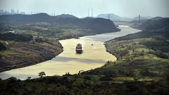 Un barco mercante navega por el Canal de Panamá, el 23 de marzo de 2015. (Rodrigo Arangua/AFP vía Getty Images)