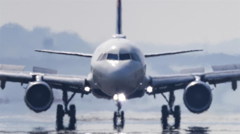 Imagen de archivo de un avión. EFE/EPA/Jim Lo Scalzo 