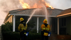 El clima peligroso y los fuertes vientos alimentan los incendios que continúan en Los Ángeles