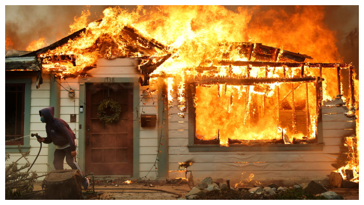 Una persona utiliza una manguera de jardín en un esfuerzo por salvar una casa vecina de un incendio durante el Eaton Fire el 8 de enero de 2025 en Altadena, California. Miles de estructuras se han quemado y varias personas han muerto en los incendios (Mario Tama/Getty Images)