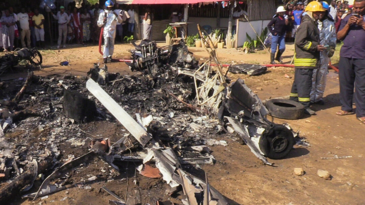 Los restos de un avión estrellado se esparcen cerca del lugar del accidente en la ciudad costera de Malindi, en el sur de Kenia, el 10 de enero de 2025. (Nehemiah Okwembah/Foto AP)