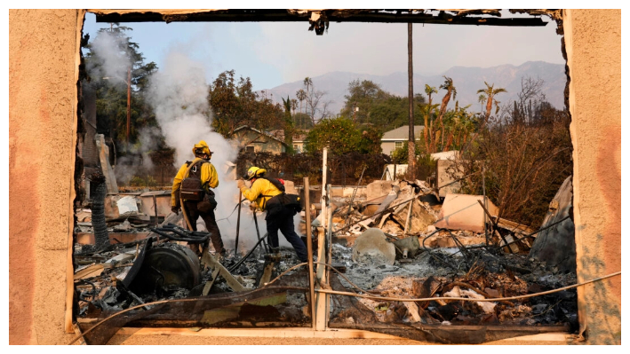 Los bomberos extinguen las brasas ardientes en una casa en la Avenida Santa Rosa, también conocida como Christmas Tree Lane, el jueves 9 de enero de 2025, en Altadena, California. (Chris Pizzello/Foto AP)