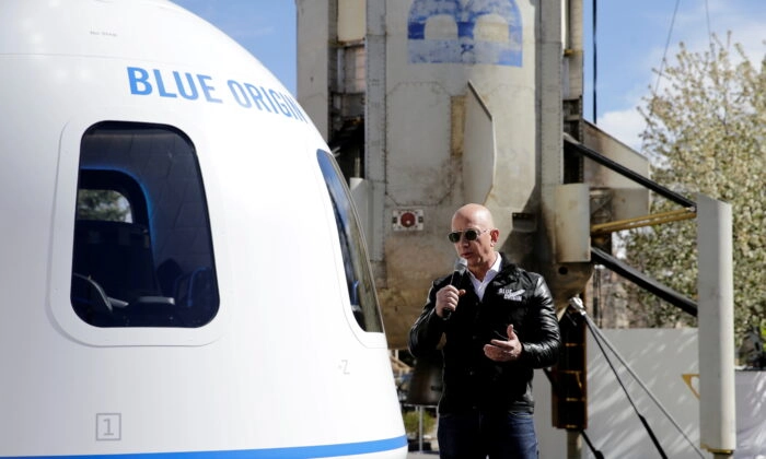 El fundador de Amazon y Blue Origin, Jeff Bezos, se dirige a los medios sobre el cohete propulsor New Shepard y el modelo de la cápsula tripulada en el 33.º Simposio Espacial en Colorado Springs, Colorado, el 5 de abril de 2017. (Isaiah J. Downing/Reuters)