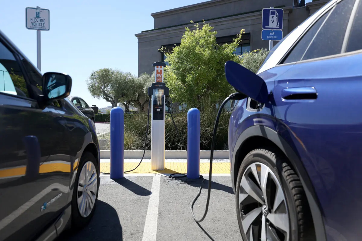 Coches eléctricos Nissan y Volkswagen estacionados en una estación de carga de vehículos eléctricos Charge Point en Corte Madera, California, el 28 de julio de 2023. (Justin Sullivan/Getty Images)