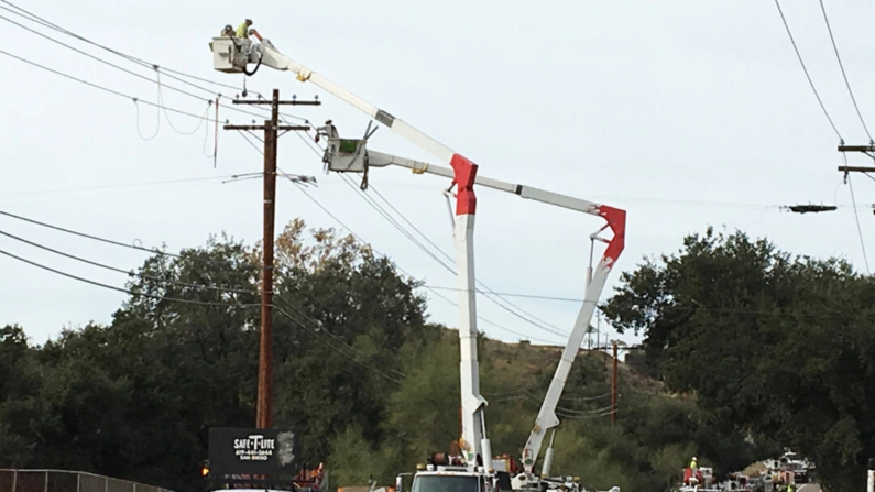 Trabajadores de San Diego Gas and Electric son vistos trabajando en líneas eléctricas en Alpine, California, el 21 de diciembre de 2019. (Jane Yang/The Epoch Times)