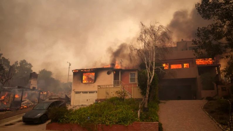 Las llamas del incendio de Palisades queman una casa en el vecindario de Pacific Palisades en Los Ángeles, el 8 de enero de 2025. (Eric Thayer/Getty Images)