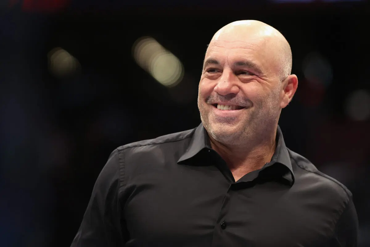 Joe Rogan durante el UFC 274 en el Footprint Center de Phoenix el 7 de mayo de 2022. (Christian Petersen/Getty Images)