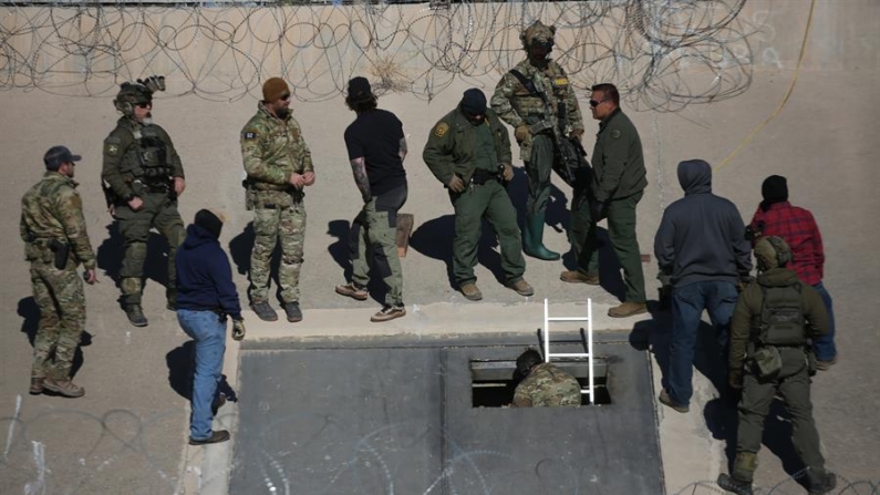 Autoridades de seguridad de México y Estadios Unidos, resguardan la zona donde se localizo un túnel clandestino en la frontera de Ciudad Juárez el 10 de enero de 2025, en Chihuahua (México). EFE/ Luis Torres