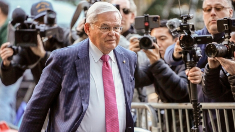 El senador demócrata Bob Menéndez llega al tribunal federal de Manhattan, en Nueva York, el 23 de octubre de 2023. (Frank Franklin II, Archivo/Foto AP)