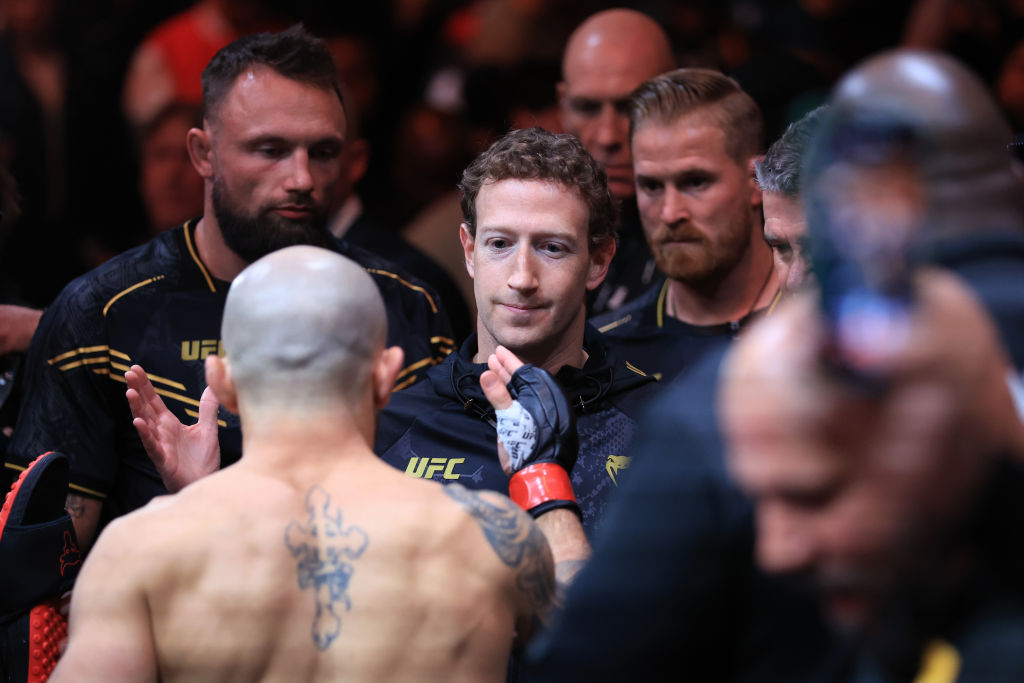 El australiano Alexander Volkanovski se prepara para enfrentarse a Ilia Topuria en su pelea por el título del peso pluma mientras Mark Zuckerberg observa durante el UFC 298 en el Honda Center el 17 de febrero de 2024 en Anaheim, California. (Sean M. Haffey/Getty Images)