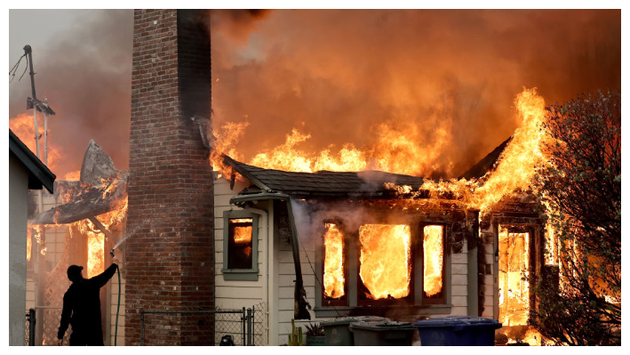 Una persona utiliza una manguera de jardín en un esfuerzo por frenar la propagación del fuego de casa en casa durante el incendio de Eaton en Altadena, California, el 8 de enero de 2025. (Mario Tama/Getty Images)