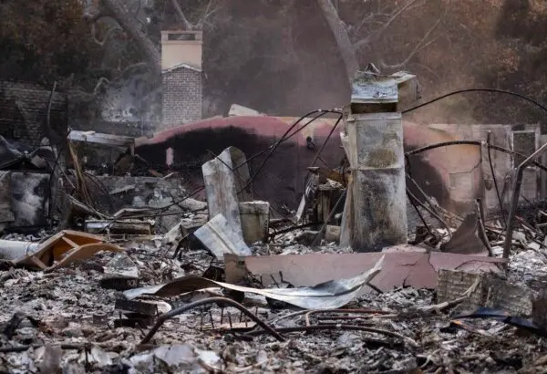 Un edificio destruido por el incendio de Palisades, cerca de Los Ángeles, California, el 8 de enero de 2025. (John Fredricks/The Epoch Times)