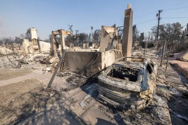 La destrucción causada por el incendio de Palisades alinea barrios cerca de Los Ángeles el 9 de enero de 2025. (John Fredricks/The Epoch Times)