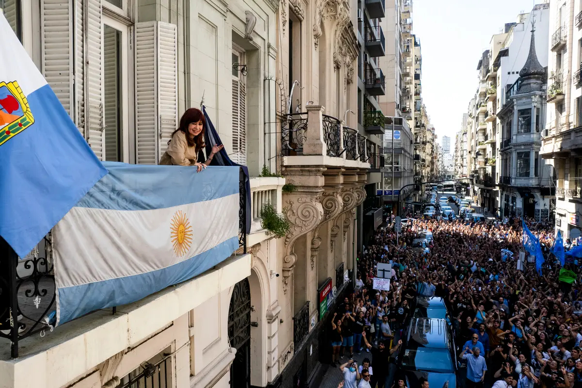 La expresidenta argentina Cristina Fernández de Kirchner saluda desde el balcón de la oficina de su partido político, también conocido como Instituto Patria, en Buenos Aires, Argentina, el 13 de noviembre de 2024. (Tomas Cuesta/Getty Images)