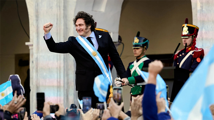 El presidente argentino Javier Milei asiste a la ceremonia de celebración del 214 aniversario de la Revolución de Mayo, que marcó el inicio de la independencia del país de España, en Córdoba, Argentina, el 25 de mayo de 2024. (Nicolas Aguilera, Archivo/Foto AP)