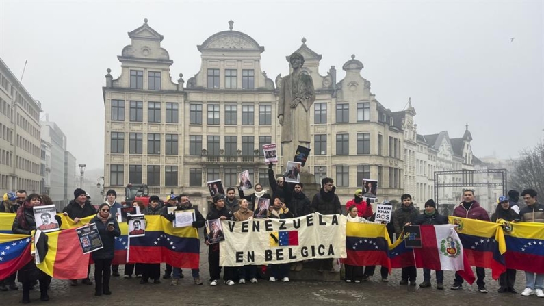 Medio centenar de venezolanos residentes en Bélgica se congregaron el 11 de enero de 2025 frente a la Plaza de l’Albertine, en Bruselas, para protestar por el "golpe de Estado" que supone para ellos la proclamación de Nicolás Maduro como "presidente ilegítimo". EFE/Amaia Echevarría