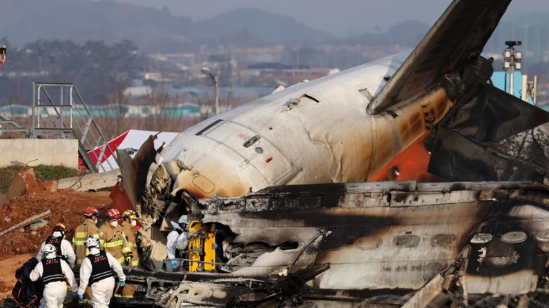 Fotografía de archivo en donde los bomberos trabajan en los restos del avión Jeju Air en el Aeropuerto Internacional de Muan. EFE/Han Myung-Gu
